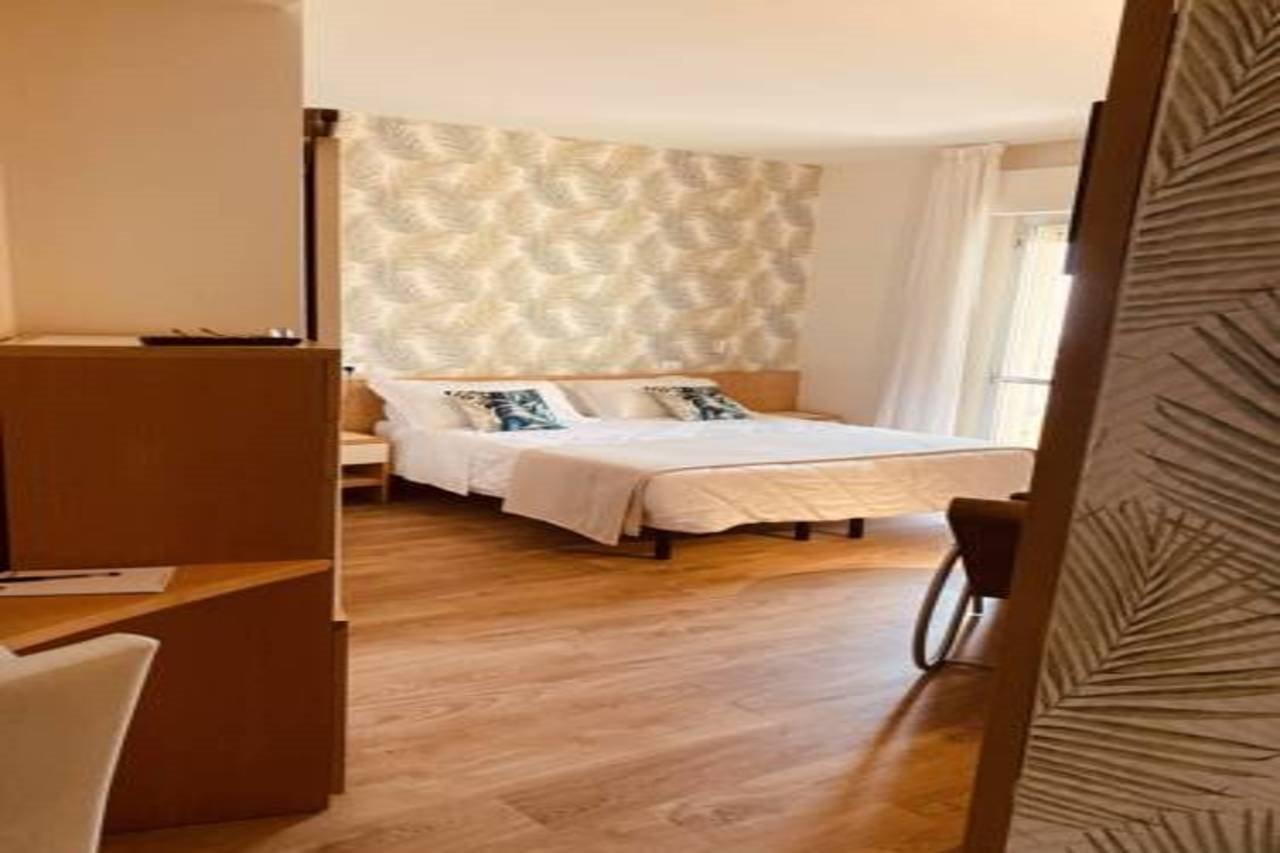 Hotel Montecarlo - Vista Mare Con Piscina & Area Fitness 3*